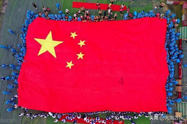 卫生间里听到同事说你坏话，是选择冲出去理论还是暂时装没听到？游戏画面